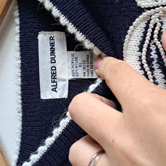 XL Navy Pearl Sweater - Preppy Navy Bow sweater - Vintage Alfred Dunner - Picture 4 of 8